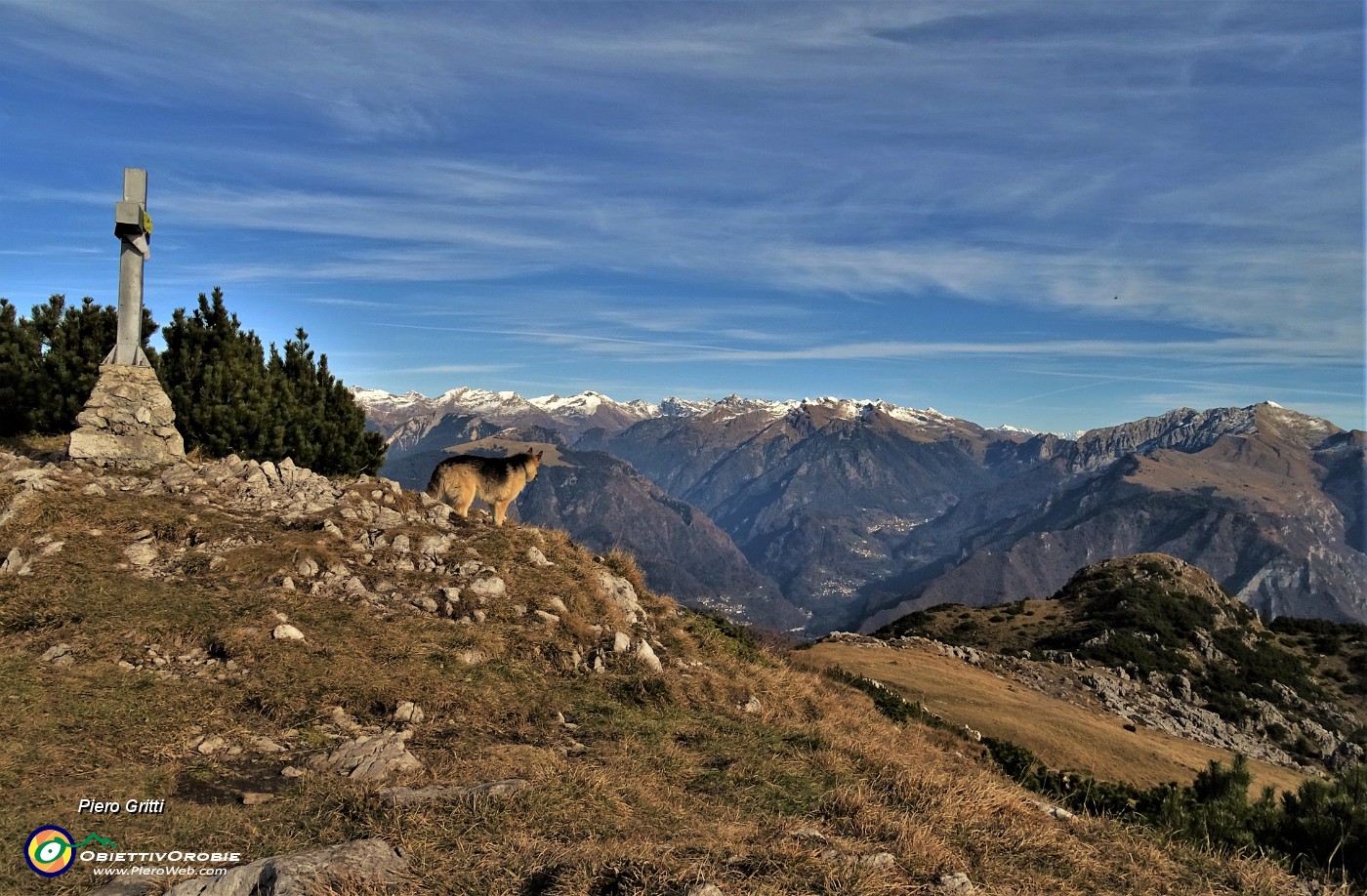 50 Alla croce di vetta del Cancervo (1830 m) con vista sulle cime innevate delle Orobie.JPG